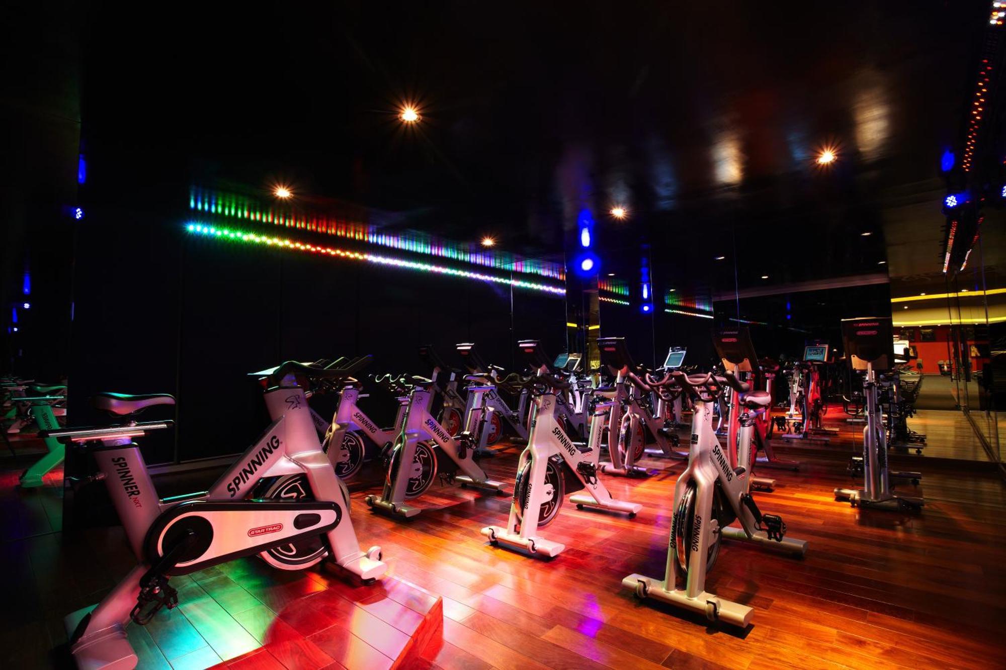 Hard Rock Hotel Panama Megapolis Exteriör bild A spinning class at a gym
