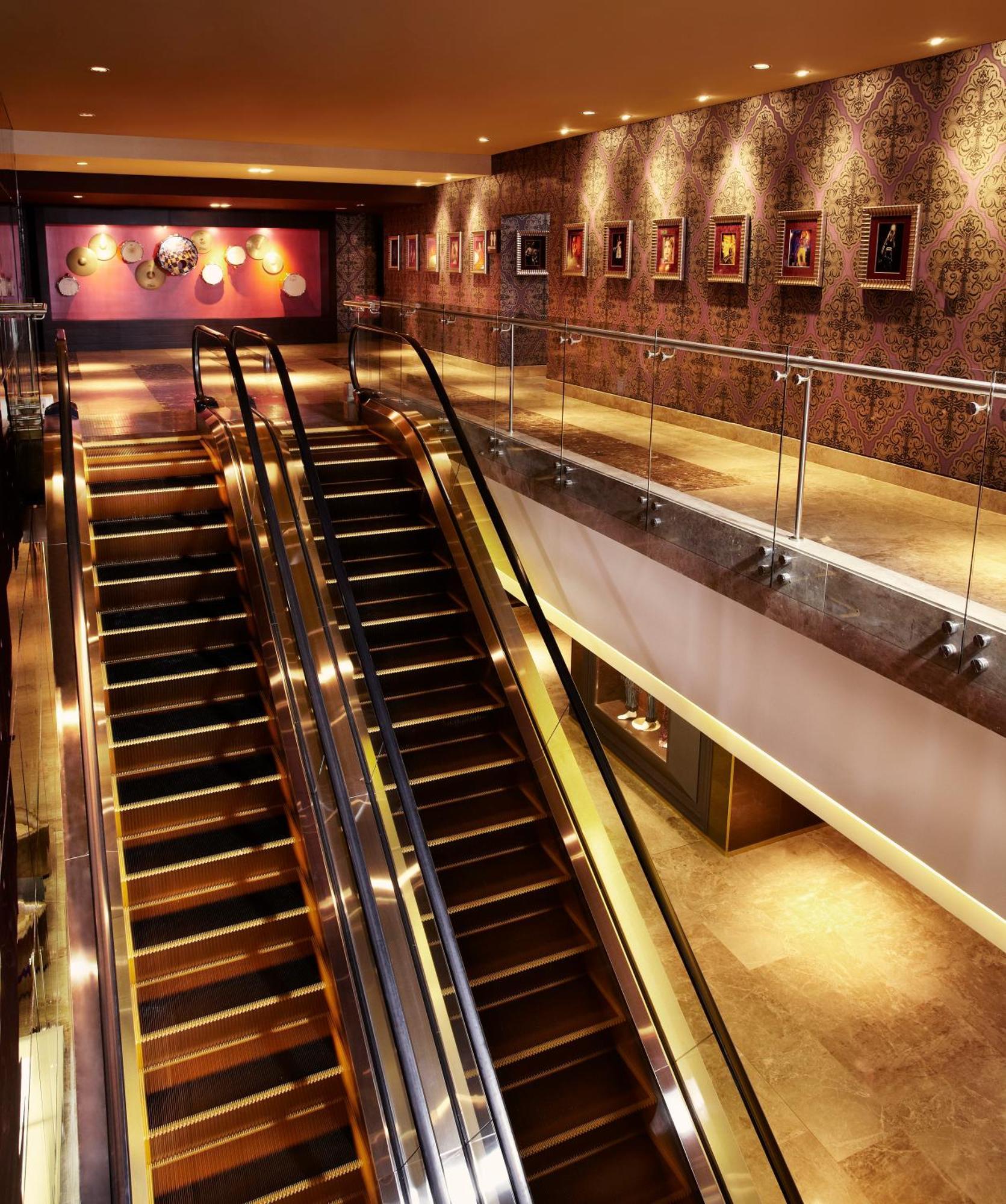 Hard Rock Hotel Panama Megapolis Exteriör bild Escalator at the entrance of the hotel