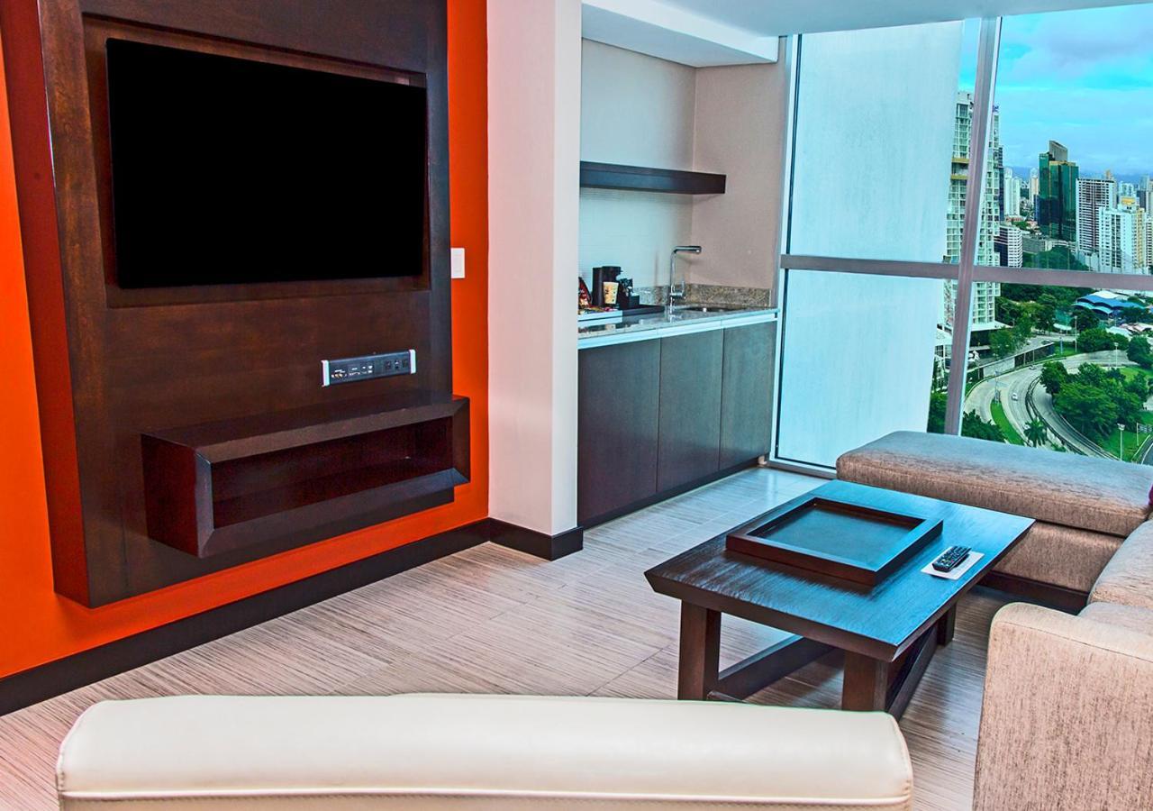 Hard Rock Hotel Panama Megapolis Exteriör bild A living room with a wet bar